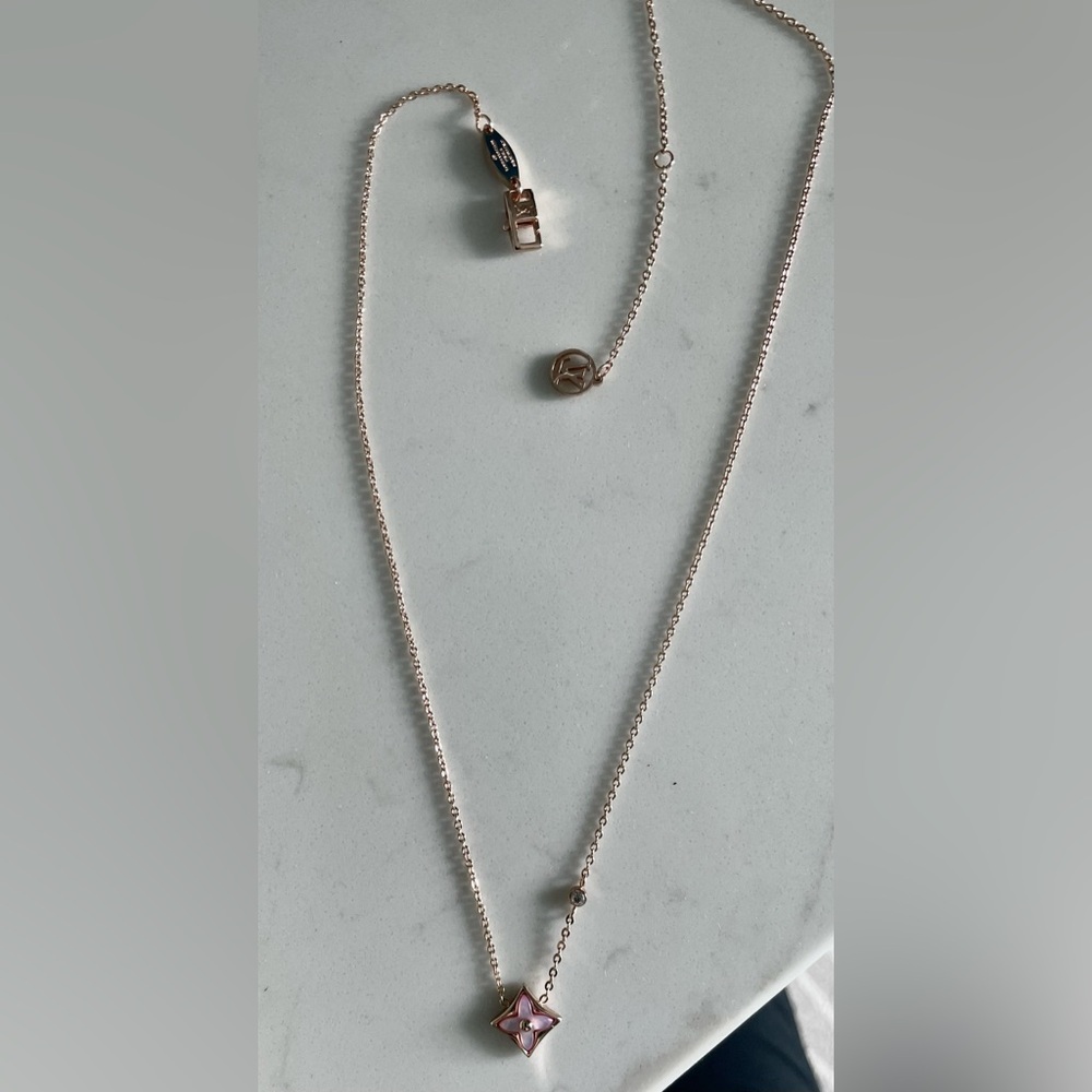 Louis Vuitton Color Blossom BB Mother Of Pearl Diamond Star Pendant in 18K RG - Picture 16 of 16